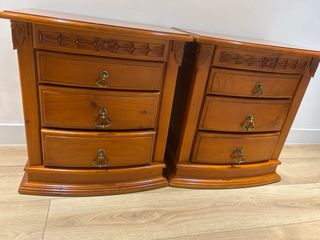 Mesitas de noche de madera de pino en color miel