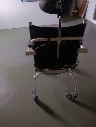 Cama articulada, silla de ducha y silla retrete.