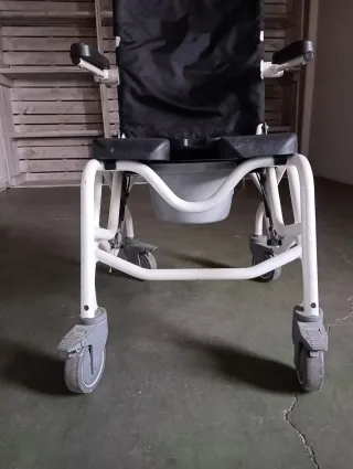 Cama articulada, silla de ducha y silla retrete.