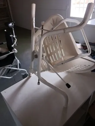 Cama articulada, silla de ducha y silla retrete.