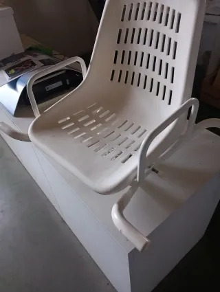 Cama articulada, silla de ducha y silla retrete.