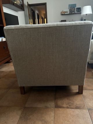 Sillón vintage brazos enrollados patas torneadas