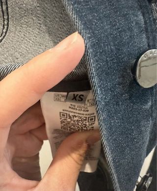 Chaqueta vaquera Guess con pedrería