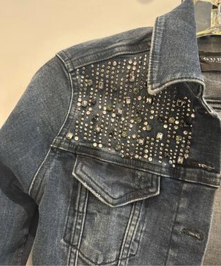 Chaqueta vaquera Guess con pedrería