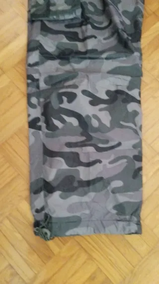 Pantaloni mimetici grigi e verdi