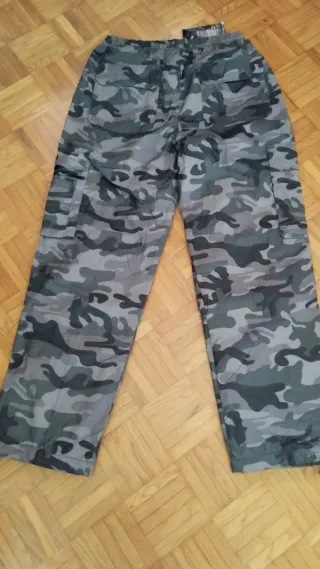 Pantaloni mimetici grigi e verdi