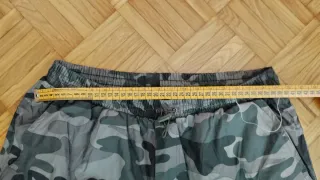 Pantaloni mimetici grigi e verdi