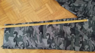 Pantaloni mimetici grigi e verdi