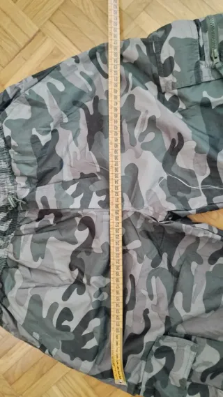 Pantaloni mimetici grigi e verdi