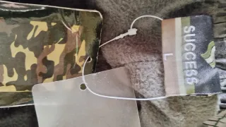Pantaloni mimetici grigi e verdi