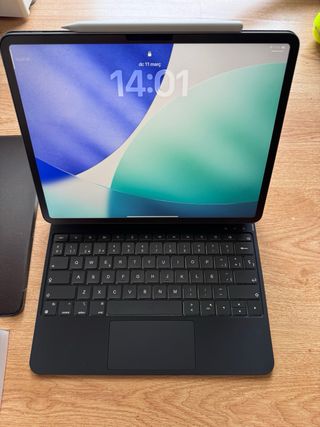 iPad Air M2 256GB + Pencil Pro + teclado