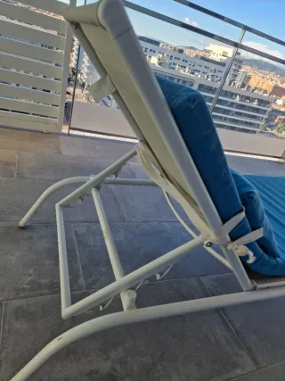 Tumbona de playa beige con cojines