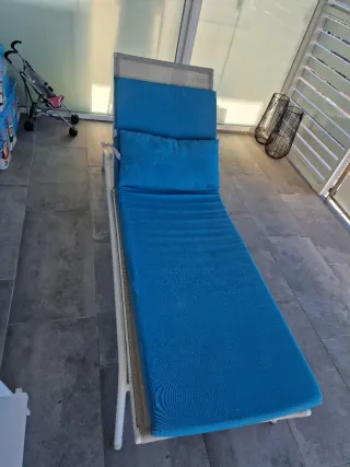 Tumbona de playa beige con cojines