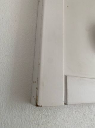 Perchero de pared con estante blanco.