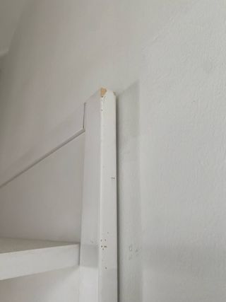 Perchero de pared con estante blanco.