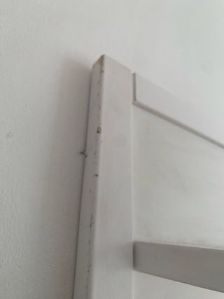 Perchero de pared con estante blanco.