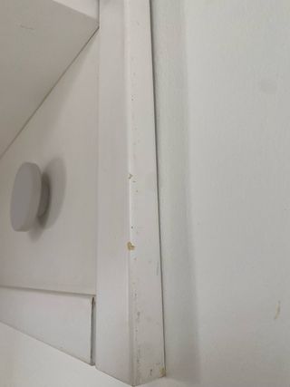 Perchero de pared con estante blanco.