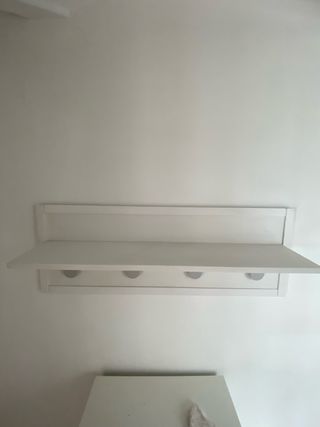 Perchero de pared con estante blanco.