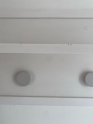 Perchero de pared con estante blanco.