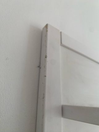Perchero de pared con estante blanco.