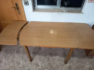 Mesa de cocina de color roble