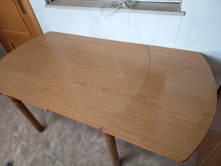 Mesa de cocina de color roble
