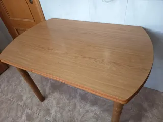 Mesa de cocina de color roble