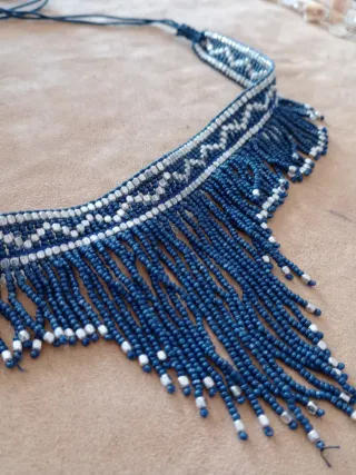 Collar de cuentas azul y plateado