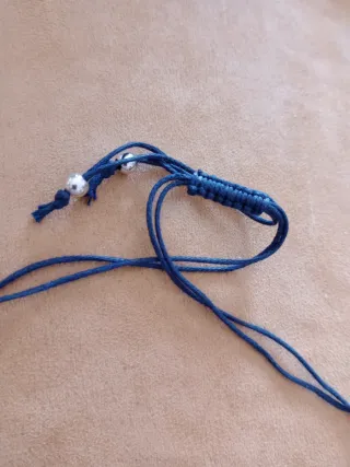 Collar de cuentas azul y plateado