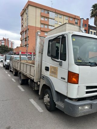 Camion Nisan con caja 4.50 mas cabina no basculbas