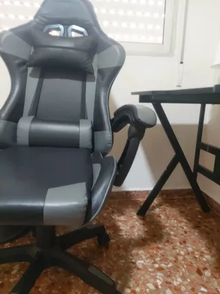 Escritorio negro y silla gamer gris