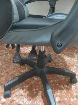 Escritorio negro y silla gamer gris