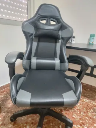 Escritorio negro y silla gamer gris
