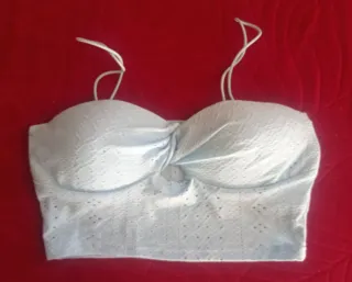 Top azul muy claro con sutil calado