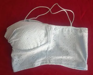 Top azul muy claro con sutil calado