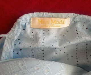 Top azul muy claro con sutil calado