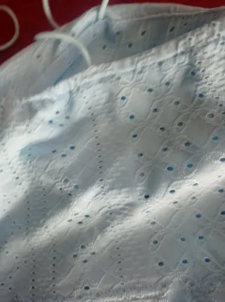 Top azul muy claro con sutil calado