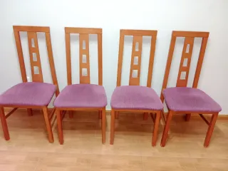 Juego de 4 sillas de madera y tela