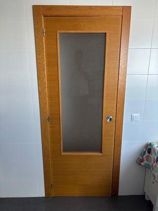 Puerta madera con cristal translúcido