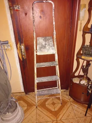 Escalera metálica plegable