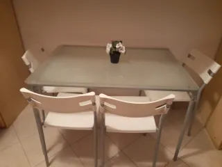 Tavolo vetro satinato + 4 sedie bianche