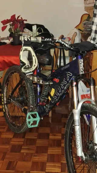 Bicicleta DH Kona stinky