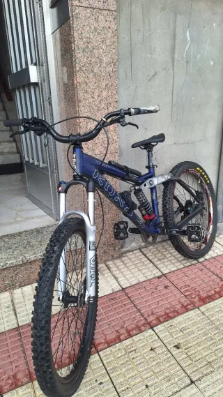 Bicicleta DH Kona stinky