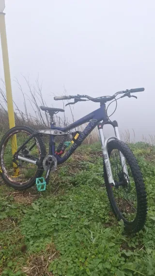Bicicleta DH Kona stinky