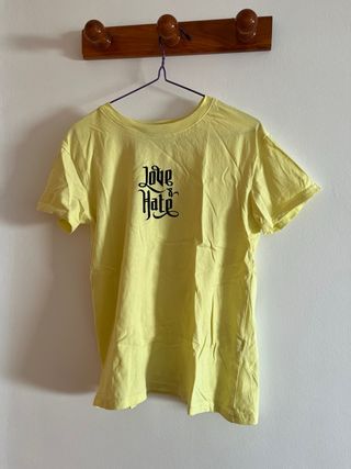 Camiseta amarilla con estampado