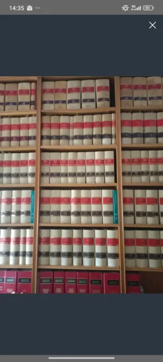 Aranzadi y otro libros de derecho encuadernados.