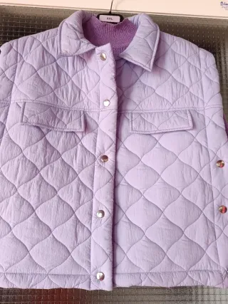 Conjunto chaleco acolchado y jersey morado