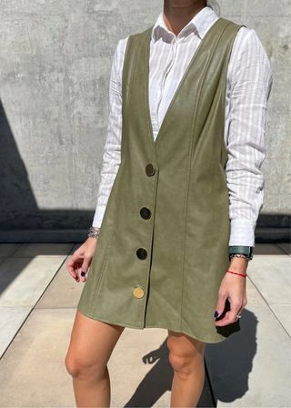 Vestido Zara verde militar botones dorados
