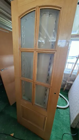 Puerta madera con cristal, cocina, salon.