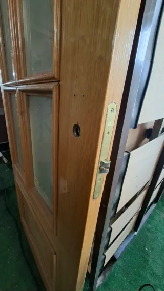 Puerta madera con cristal, cocina, salon.